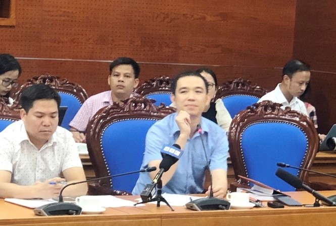 Vụ nước sạch sông Đà: Cần khởi tố điều tra hành vi thiếu trách nhiệm Ông Nguyễn Ðăng Khoa, PGÐ Cty CP Ðầu tư nước sạch sông Ðà ngồi trả lời báo chí chiều 17/10. Ảnh: T.Ð