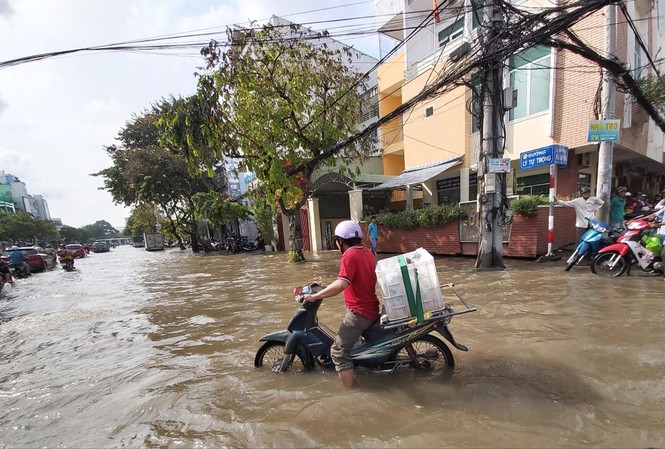 Hành động để 'cứu' ÐBSCL TP Cần Thơ chìm trong nước trong đợt triều cường vào tháng 9 vừa qua. ẢNH: HÒA HỘI