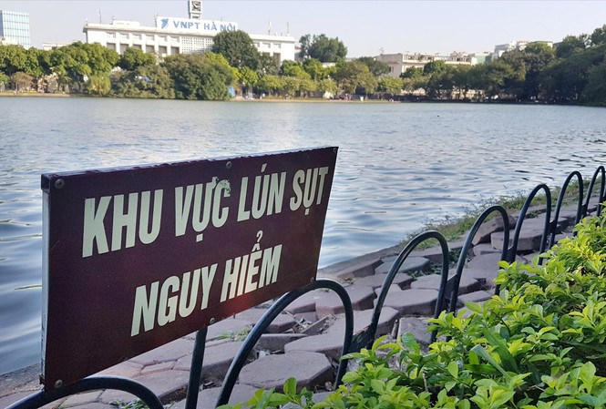 Kè Hồ Gươm: Cần sự đối xử sang trọng, tinh tế Những đoạn bờ kè sụt lún nguy hiểm sát mép nước Hồ Gươm cần giải pháp xanh và hiệu quả. Ảnh: MẠNH THẮNG