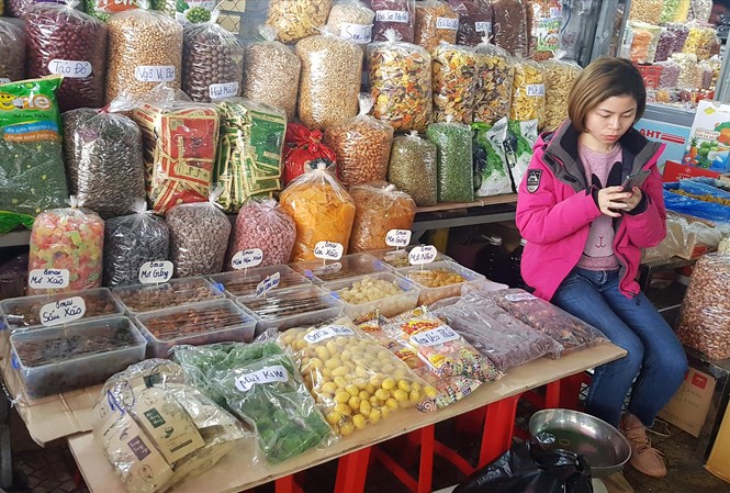 Thị trường thực phẩm Tết bắt đầu sôi động Bánh kẹo, mứt, hoa quả sấy Trung Quốc tràn ngập chợ đầu mối