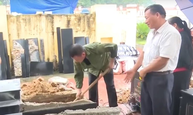 Bắc Kạn họp khẩn về việc 13 mộ liệt sỹ không có hài cốt Tỉnh Bắc Kạn khai quật mộ các liệt sĩ để giám định ADN, xác định danh tính của 13 chiến sĩ hy sinh năm 1968. Ảnh: VTV.