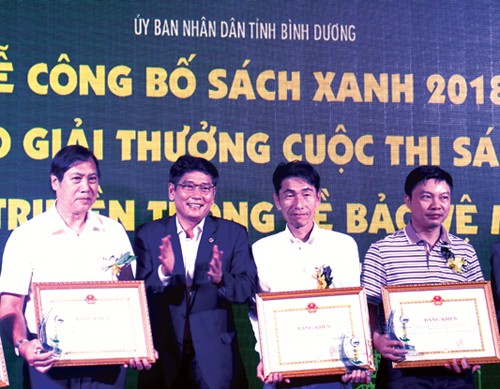 FrieslandCampina VN: Ghi tên Sách xanh ở Bình Dương Đại diện FrieslandCampina Việt Nam (áo trắng bên trái) nhận bằng khen từ Ban tổ chức