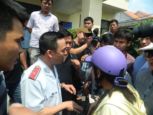 Sai phạm ở Thủ Thiêm, 321 hộ dân bị giải tỏa oan Người dân Thủ Thiêm trong một buổi đối thoại với cơ quan chức năng. Ảnh: Huy Thịnh