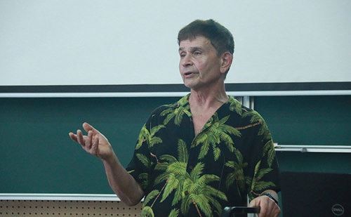 Giáo sư Đại học Mỹ: Người Việt có tâm lý sính bằng cấp ngoại GS Neal Koblitz tại buổi nói chuyện. Ảnh: Thanh Hùng