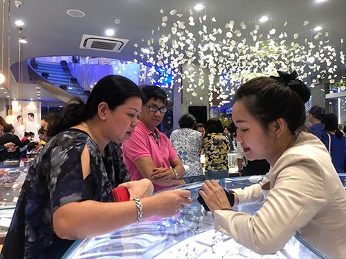 Ngày vía Thần Tài: Rộ mốt sắm vàng 'độc, lạ' Dân Sài Gòn rộ mốt sắm vàng phong thủy ngày vía Thần Tài (10 tháng Giêng)