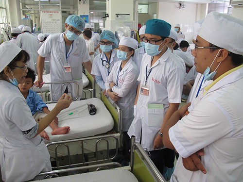 Đề xuất Bộ Y tế kiểm soát đào tạo ngành sức khỏe Sinh viên đại học Y, Hà Nội đi thực tế
ảnh: hồng vĩnh