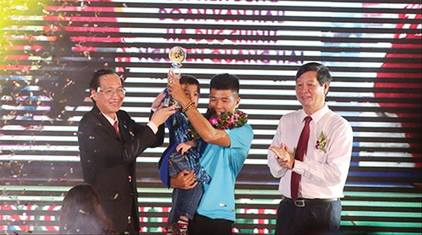 Quang Hải, Văn Hậu, Tiến Dũng và Đức Chinh giành giải Fair-play 2018 Quang Hải, Văn Hậu, Tiến Dũng và Đức Chinh giành giải Fair-play 2018