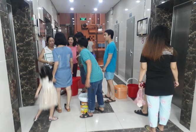 Chây ì bàn giao phí bảo trì chung cư: Quyền lợi của cư dân bị ngó lơ Cư dân tại tòa nhà Xuân Mai Riverside phải đi xách nước ở tầng 1 về để dùng sinh hoạt