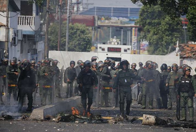 Sẽ có thêm quân nhân Nga tới Venezuela? Lực lượng vũ trang Venezuela trong một lần đối đầu với người biểu tình
ảnh: AP/TASS