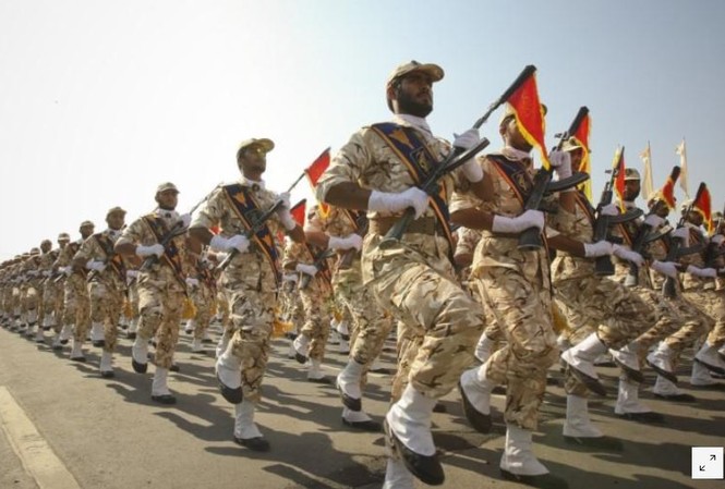 Mỹ và Iran đe dọa 'chơi rắn' với nhau Thành viên IRGC diễu binh trong dịp kỷ niệm cuộc chiến Iran-Iraq (1980-1988) tại Tehran tháng 9/2011
ảnh: Reuters/Stringer