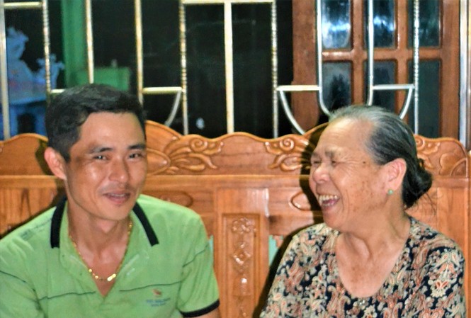 Mẹ Hồ Thị Thố làm “người phiên dịch đặc biệt” cuộc trò chuyện của con trai Bùi Trọng Lý với PV.

