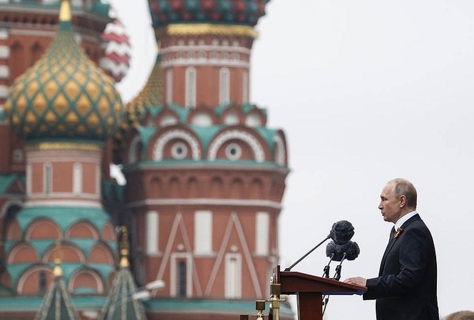 Tổng thống Putin: Những bài học vệ quốc vẫn nóng tính thời sự Ông Putin đọc diễn văn trước cử tọa trong Ngày chiến thắng