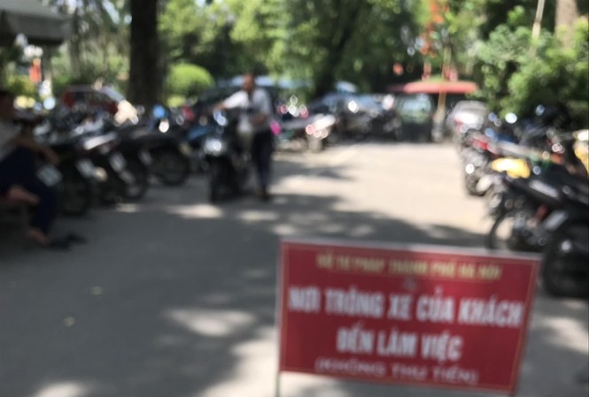 Vé ghi rõ 'miễn phí', lắp camera giám sát Sở Tư pháp TP Hà Nội lắp thêm biển bảng không thu tiền, ghi rõ vé miễn phí cho người dân