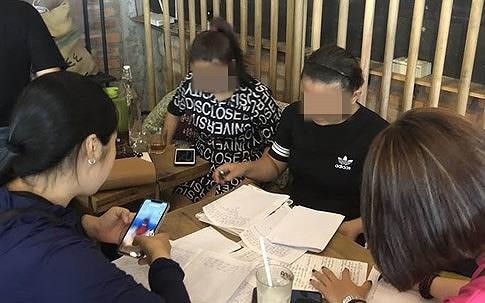 Vợ cán bộ công an 'mất tích' với khoản nợ hơn 50 tỷ đồng Nhiều người viết đơn tố cáo vợ cán bộ công an lừa đảo chiếm đoạt hàng chục tỷ đồng. Ảnh: Zing