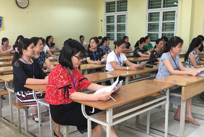 Tăng điểm chóng mặt sau phúc khảo môn thi trắc nghiệm: Lỗi do đâu? Chấm thi THPT quốc gia 2019 môn tự luận. Ảnh: NGHIÊM HUÊ