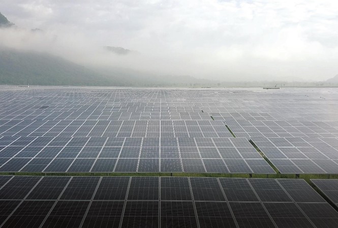 Khách du lịch thích thú 'thành phố điện mặt trời' Cánh đồng pin điện mặt trời Sao Mai Solar PV1- mô hình du lịch độc đáo thu hút du khách