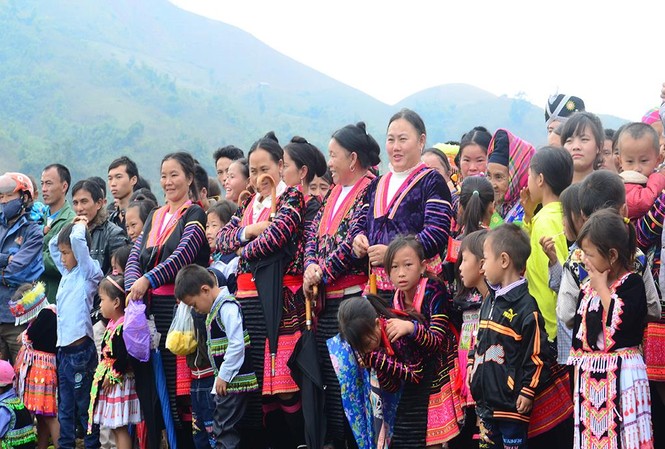 Lên núi, nơi lần đầu mở Tết Độc lập Người Mông dành nhiều thời gian để đi chơi vào dịp Tết Độc lập