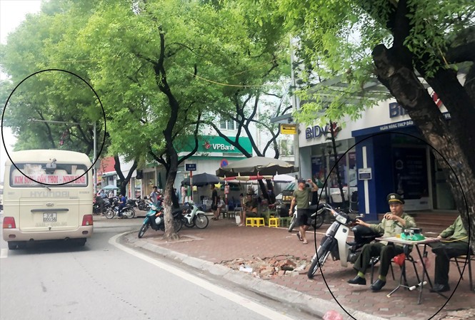 Vì sao camera xử phạt xe khách tê liệt sau 3 tháng thí điểm? Xe khách vi phạm trên đường Kim Đồng dịp 2/9/2019 dù bên trên có hệ thống camera xử phạt và vỉa hè có trật tự phường ngồi làm nhiệm vụ. Ảnh: A.Trọng