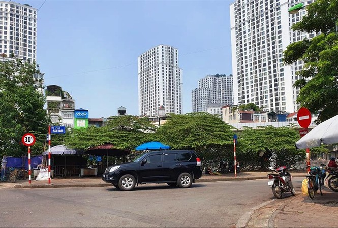Chợ Ngã Tư Sở bị giải tỏa chóng vánh sau khi những khoản thu kỳ lạ bị phát giác Phố Cầu Mới (Ngã Tư Sở) không còn tình trạng tiểu thương bày bán trên vỉa hè, lòng đường