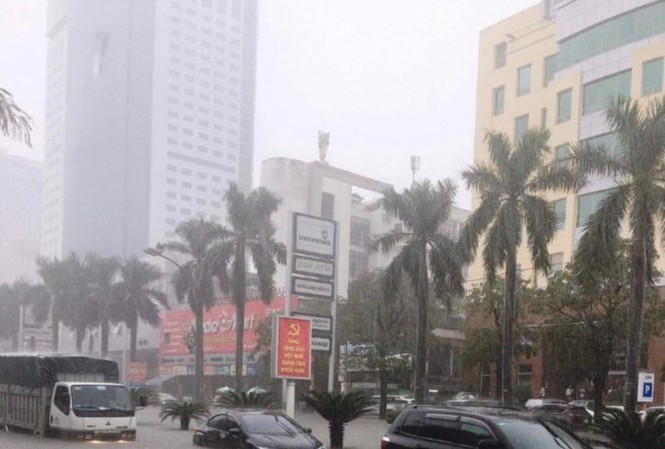 Mưa như trút nước, thành Vinh 'thất thủ' Mưa lớn, đường thành phố Vinh biến thành “sông”