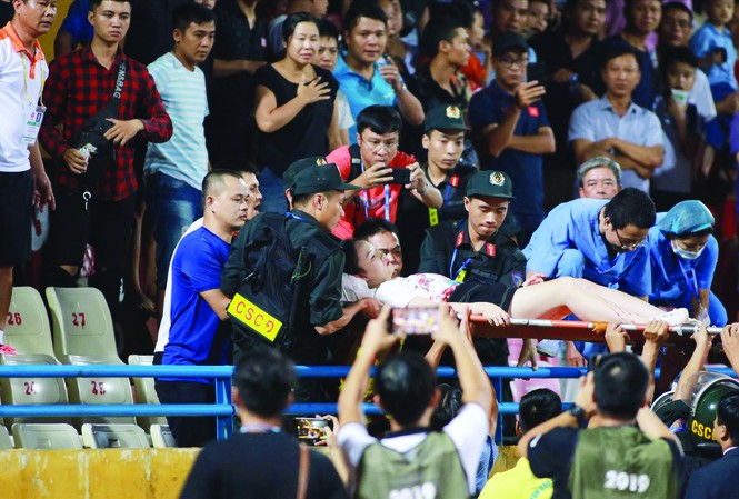 V-League khó áp dụng công nghệ VAR Vụ bắn pháo sáng khiến một CĐV nữ bị thương trên khán đài sân Hàng Đẫy ngày 11/9 là sự cố rất nghiêm trọng ở V-League 2019
ảnh: VSI