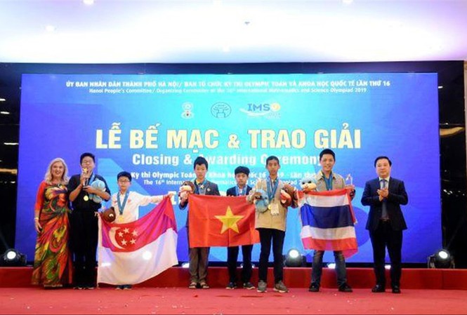 Việt Nam giành 15 Huy chương Vàng tại Olympic Toán và Khoa học quốc tế Thí sinh dự thi được trao Huy chương tại lễ bế mạc kỳ thi