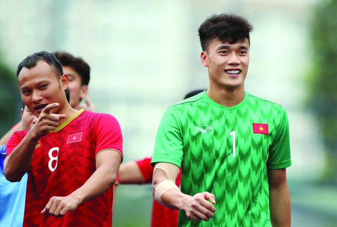 U22 Việt Nam-U22 Singapore: Thầy Park có sử dụng Bùi Tiến Dũng? Thủ môn Tiến Dũng vui vẻ, thoái mái trong buổi tập chiều qua
ảnh: HỮU PHẠM