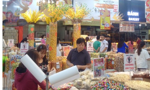 Hàng hóa dịp Tết 'nhấp nhổm'... tăng giá Nhiều siêu thị đã chuẩn bị lượng lớn hàng hóa Tết góp phần bình ổn giá