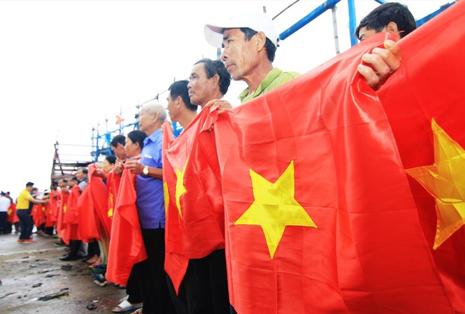 Tết sớm cho chiến sĩ, ngư dân vùng biển 100 lá cờ Tổ quốc được trao tặng cho ngư dân Quảng Nam