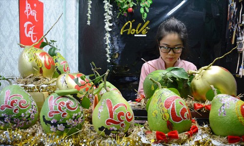 Rộ mốt chơi Tết 'quả thư pháp' Khắc thư pháp lên trái cây trở thành món quà độc hút khách ở Quảng Nam