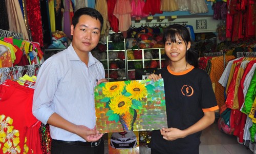 Cô gái Khmer vẽ tranh làm từ thiện Thạch Chành Đô tặng tranh cho đại diện nhóm Quầy không đồng ở Sóc Trăng
Ảnh: HÒA HỘI