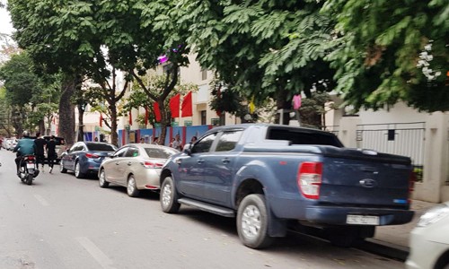 Nhan nhản bãi trông giữ xe “dù” ở Hà Nội Trông ô tô không phép tại đường Đinh Tiên Hoàng