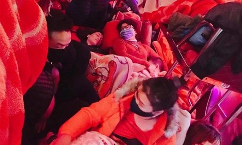 Xử phạt hàng loạt xe khách nhồi nhét trên cao tốc Hành khách bị nhồi nhét, nằm vật ra cả sàn xe về Hà Nội trong những ngày qua