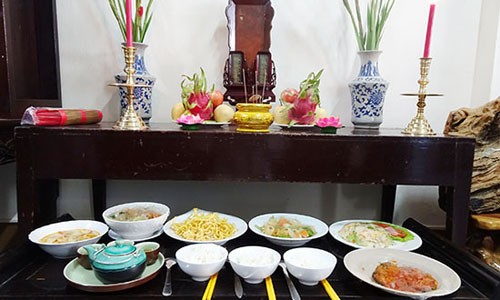 Giặc đến nhà, đàn bà cũng đánh Mâm cơm cúng cho người đã khuất