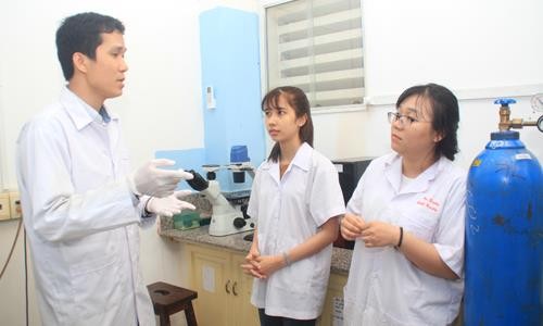 ‘Hiệp sĩ’chống ung thư TS Vòng Bính Long (bên trái) trao đổi chuyên môn với cộng sựảnh: N.L