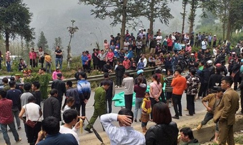 'Phạt vạ' 400 triệu đồng sau tai nạn là vi phạm pháp luật Người dân tụ tập, yêu cầu lái xe ô tô bồi thường sau tai nạn