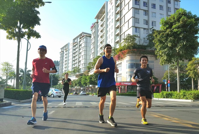 Runner Sài thành tăng tốc cho Tiền Phong Marathon 2019 Các runner Sài Gòn hăng say luyện tập tại khu đô thị Sala trong một buổi sáng ảnh: Thùy Liên