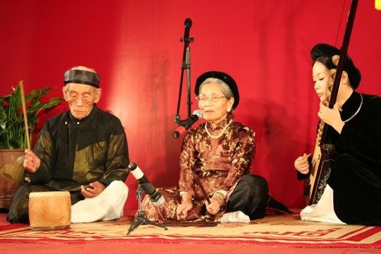 Công nhận 66 nghệ nhân nhân dân đầu tiên Nghệ nhân nhân dân Nguyễn Phú Đẹ (trái) và nghệ nhân Nguyễn Thị Chúc (giữa)
