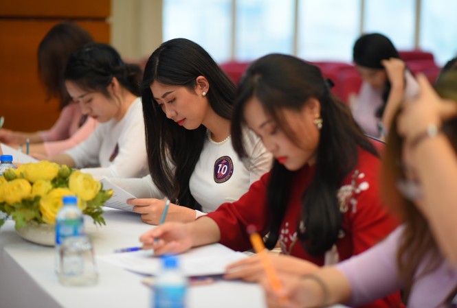 15 thí sinh lọt vào chung kết cuộc thi Đại sứ Hoa Anh Đào Các thí sinh đang làm bài thi trắc nghiệm tại vòng sơ khảo