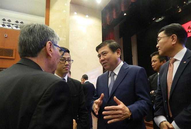 TPHCM “tha thiết” mời gọi đầu tư nước ngoài Chủ tịch UBND TPHCM Nguyễn Thành Phong trao đổi với lãnh đạo các hiệp hội doanh nghiệp nước ngoài