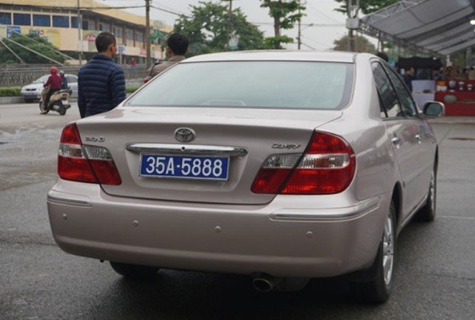 Ninh Bình làm rõ việc một ô tô đeo 2 biển số xanh Một trong 2 biển kiểm soát xanh