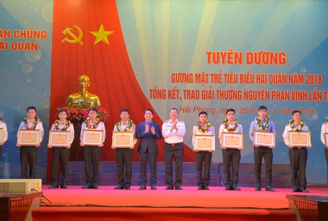 Những tài năng khoác áo lính biển Bí thư T.Ư Đoàn Nguyễn Ngọc Lương và Chuẩn Đô đốc Đặng Minh Hải, Phó Chính ủy Quân chủng Hải quân trao danh hiệu Gương mặt trẻ tiêu biểu Hải quân 2018 cho 10 cá nhân xuất sắc Ảnh: N.S
