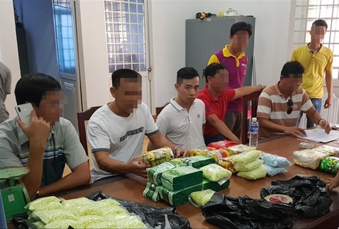 Lan rộng, trẻ hóa người nghiện Kẻ buôn cái chế trắng (thứ ba trái sang) cùng số ma túy bị bắt giữ