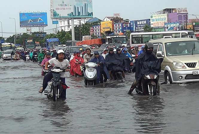 Nhiều chủ dự án đào hồ điều tiết…trên giấy Người dân TPHCM ngày ngày phải đối mặt với những khó khăn do triều cường, ngập lụt. Ảnh: GT