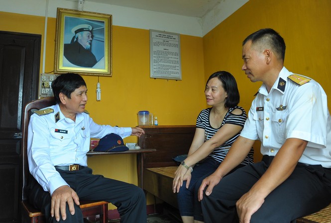 Hạnh phúc nơi đảo chìm Chuẩn đô đốc Ngô Văn Thuân, Phó Chủ nhiệm Chính trị Quân chủng Hải quân gặp gỡ hai vợ chồng chị Hương - Minh Ảnh: Xuân Tùng