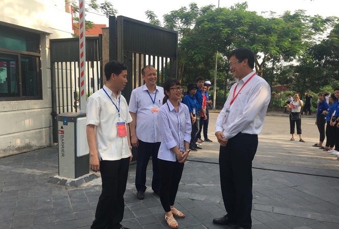 Thi THPT quốc gia 2019: Đề Toán, Văn vừa sức có khả năng phân loại Thứ trưởng Bộ GD&ĐT Lê Hải An động viên thí sinh sau khi kết thúc buổi thi thứ hai ảnh: Nghiêm Huê