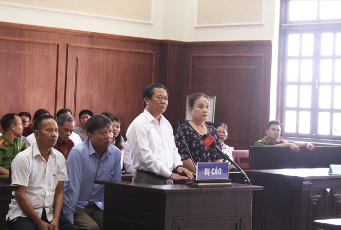 Phúc thẩm kỳ án gỗ trắc: Đề nghị tuyên các bị cáo không phạm tội buôn lậu Các bị cáo tại phiên tòa phúc thẩm