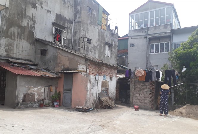 Vì sao chưa thu hồi đất công để xây nhà văn hóa? Diện tích đất công hiện đang được sử dụng làm nhà trọ Ảnh: P.V