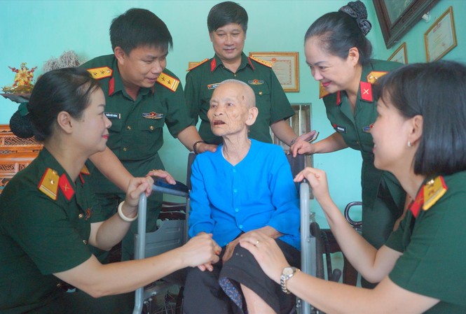 Hành trình tri ân tháng Bảy Ban tổ chức chương trình tri ân tại xã Tiến Xuân thăm hỏi Mẹ Việt Nam anh hùng Bùi Thị HẳnẢNH: NGUYỄN MINH