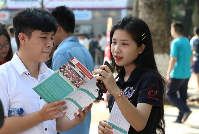 Thí sinh cần lưu ý gì khi điều chỉnh nguyện vọng xét tuyển đại học? Thí sinh tìm hiểu thông tin các trường ĐH trước khi điều chỉnh nguyện vọng ảnh: Như Ý